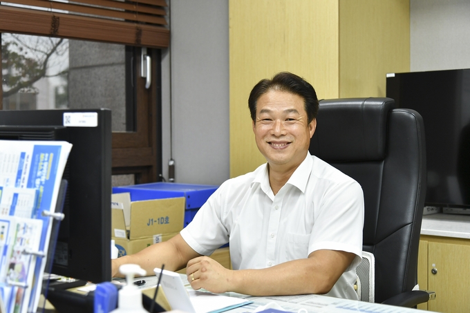 NH농협은행 김포시청 농협 박준혁 출장소장이 업무를 보면서 질문에 환하게 웃고 있다. (사진 =천용남기자)