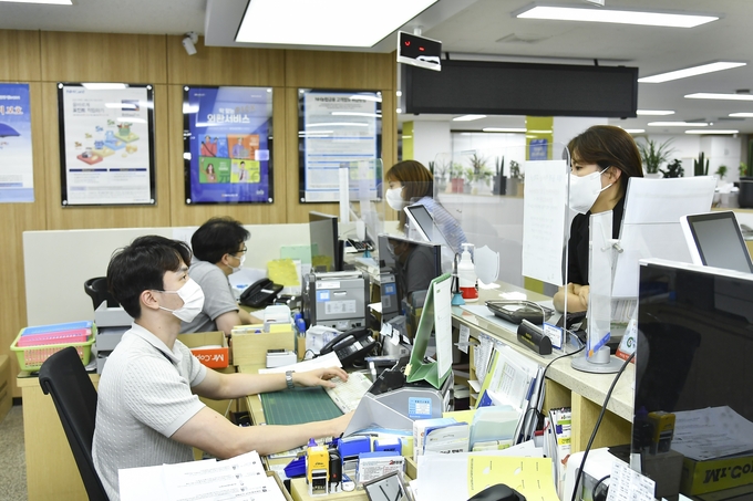NH농협은행 김포시청 출장소 창구 직원들이 찾아온 고객들에게 친절하게 응대하고 있다. (사진= 천용남 기자)