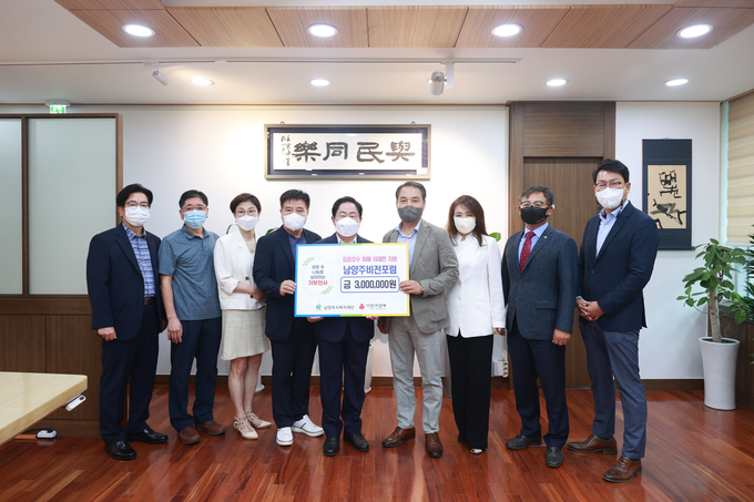 남양주비전포럼이 최근 집중호우로 피해를 당한 이재민을 돕기 위한 성금 300만 원을 기탁했다, 사진 가운데가 주광덕 시장, 오른쪽은 유병선 포럼 회장, 왼쪽은 심우만 복지재단 대표이사.(사진=남양주시 제공)