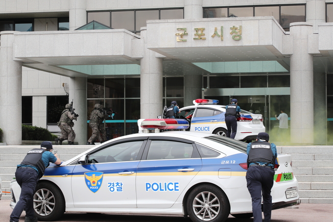 군포시 2022 을지연습 전시 대비 시청사 방호 훈련 실시하고 있다.