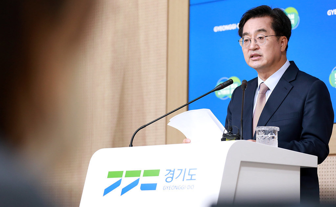 지난 2일 오전 경기도청 브리핑룸에서 김동연 경기도지사가 경제부지사에 염태영 전 수원시장을 내정하고 경기도 도정자문회의 위원장에는 강성천 전 중소벤처기업부 차관을 위촉한다는 기자회견을 하고 있다. (사진=경기도 제공)