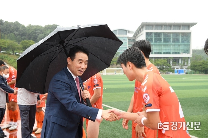 백영현 포천시장이 포천시민축구단 선수들과 경기 시작 전 악수를 하고 있다. (사진=포천시 제공)