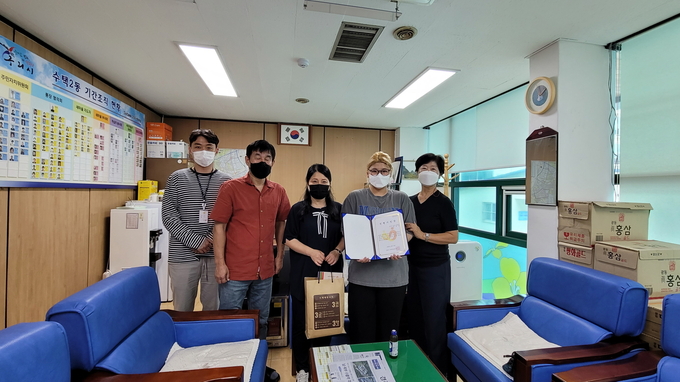 구리시에서 배회하는 치매 어르신을 시민이 목격하고 안전하게 귀가를 도운 시민에게 구리시가 수택2동 동장실에서 감사장과 소정의 치매인식개선사업 홍보 물품을 전달했다.(사진=구리시 제공)