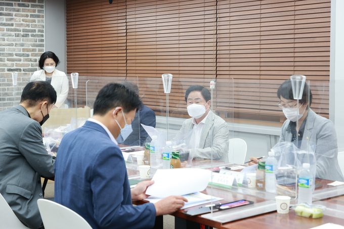 남양주시(시장는 25일 시청 맑음이방에서 ‘남양주시 생활임금위원회 위촉식’을 개최했다.(사진=남양주시 제공)