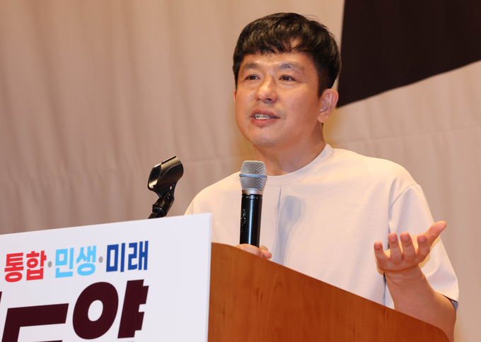 이지성 작가가 25일 충남 천안시 재능교육연수원에서 열린 국민의힘 '2022 국회의원 연찬회'에서 '대체되지 않는 정당을 만드는 법'이란 주제로 특강을 하고 있다. (사진=연합뉴스)