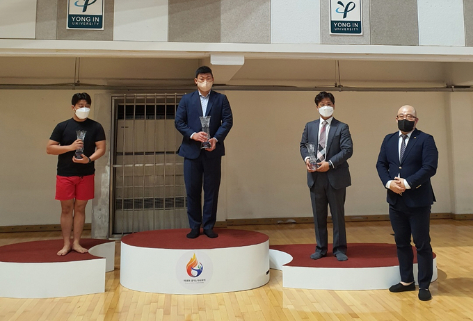 25일 용인특례시 용인대 종합체육관에서 열린 제68회 경기도체육대회 유도 1부에서 우승한 용인시(왼쪽 두번째)와 남양주시(왼쪽), 안양시(오른쪽 두번째) 선수단 대표들이 시상대에 올라 기념사진을 찍고 있다. (사진=경기도유도회 제공)