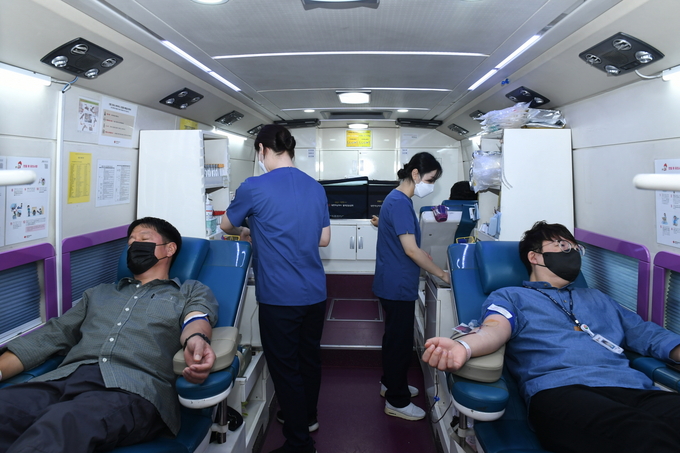 구리시는 25일 혈액 수급 감소 위기 극복을 위해 공직자와 시민 200여 명이 '시민 행복 나눔 헌혈'을 실시했다.(사진=구리시 제공)