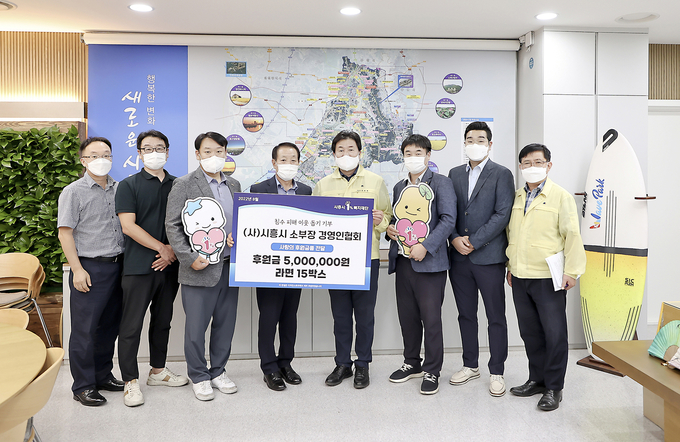 (사)시흥시소부장경영인협회는 지난 24일 집중호우 피해 복구를 위한 성금 500만원과 라면15BOX를 시흥시 1% 복지재단을 통해 기탁했다.(사진=시흥시소부장경영인협회 제공)