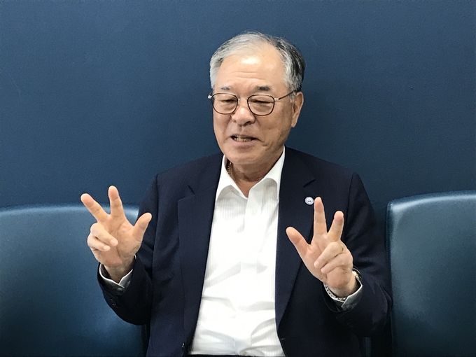 3년 만에 개최된 제68회 경기도체육대회에서 1부 종합우승을 차지하며 3회 연속 정상을 지킨 수원특례시체육회 박광국 회장이 손가락 3개를 펼쳐 보이며 환하게 웃고 있다. (사진=정민수 기자)