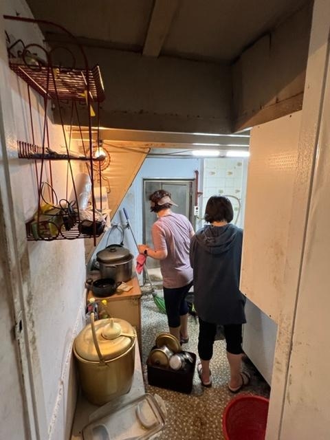 포시 복지과 전직원이 수해 복구에 구슬 땀을 흘리고 있다.