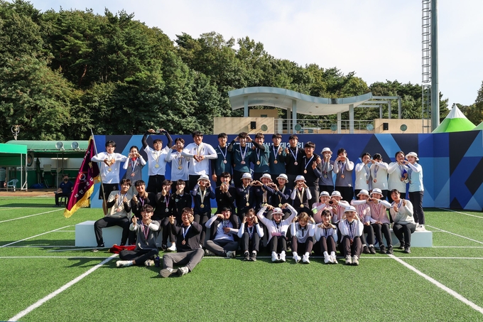 27일 울산광역시 국제문수양궁장에서 열린 올림픽제패기념 제39회 회장기 대학·실업 양궁대회에서 대학부 입상자들이 기념사진을 찍고 있다. (사진=대한양궁협회 제공)