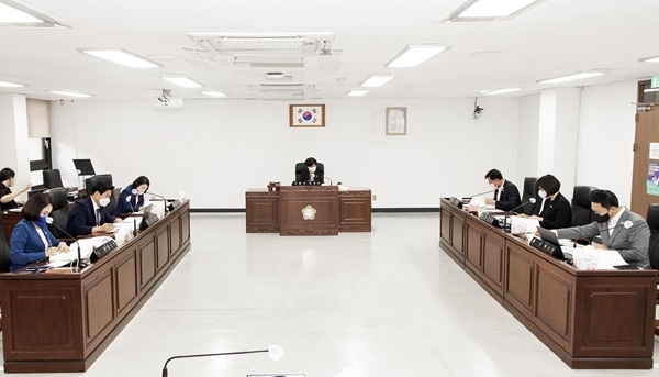지난 26일 열린 김포시의회 제219회 임시회 행정복지위원회가 회의를 진행하고 있다.(사진=김포시의회 제공)