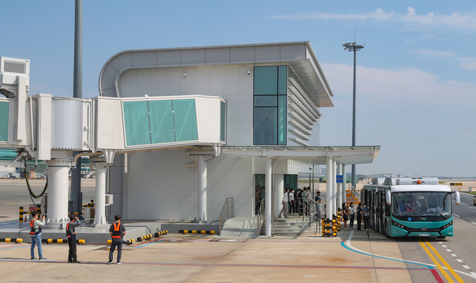 지난 26일 인천공항 제2여객터미널 서편 원격탑승시설에서 진행된 원격탑승시설 시험 운영에서 참석자들이 항공기에서 내려 터미널로 이동하기 위해 버스를 타고 있다. ( 사진 = 인천국제공항공사 제공 ) 