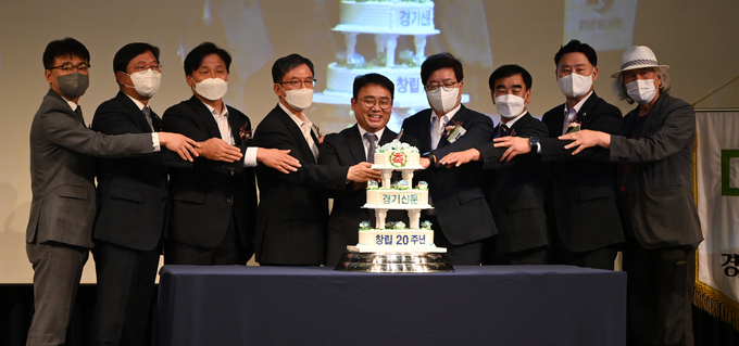 김대훈 경기신문 대표이사는 정성호·김영진·김승원·염종현·최종현 의원과 염태영 경제부지사, 고영규 편집국장, 박재동 화백과 단상에서 3단 케이크를 함께 자르며 “비상! 경기신문”을 외쳤다. (사진=오재우 기자)