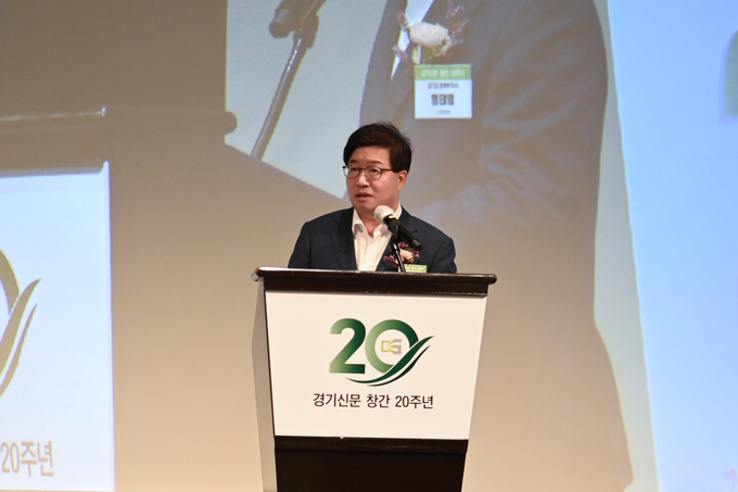 염태영 경기도 경제부지사가 지난 26일 수원 라마다호텔에서 열린 경기신문 20주년 창간 행사에서 축사를 하고 있다. (사진=오재우 기자)