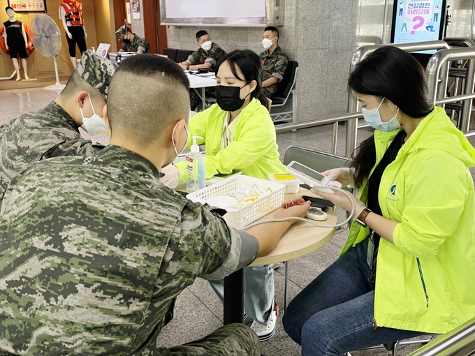 지난 24일 인천 중구 인천항 연안여객터미널에서 인하대병원 인천권역 심뇌혈관질환센터 관계자들이 ‘심뇌혈관 튼튼 캠페인’을 진행하고 있다. ( 사진 = 인하대병원 제공 )