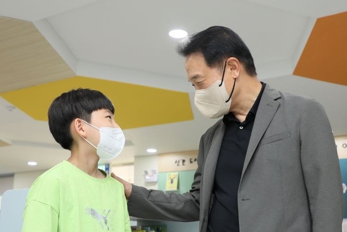 임태희 경기도교육감이 남양주다산별빛초등학교에서 학생과 덕담을 나누고 있다. (사진=경기도교육청 제공)