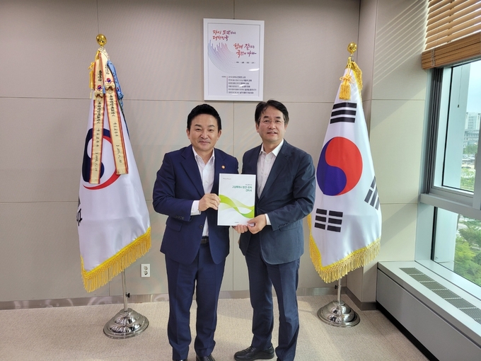 이동환 고양시장이 원희룡 국토교통부장관을 만나 건의문을 전달하고 있다.(사진=고양시 제공)