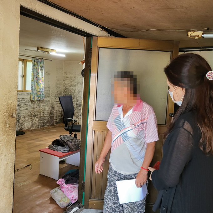 동두천시 소요동 행정복지센터가 복지사각지대 위기 의심 가구를 직접 찾아가 복지상담을 실시했다.(사진=동두천시 제공)