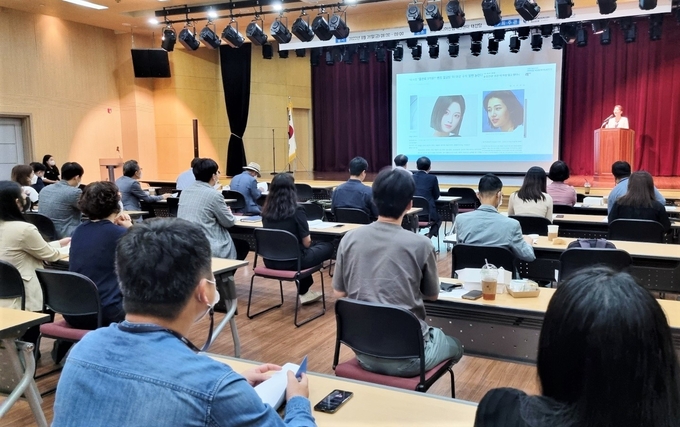 유수현 책임연구원이 '메타버스 정보서비스 혁신의 가능성'에 설명하고 있다. (사진=성남 시니어산업혁신센터 제공)