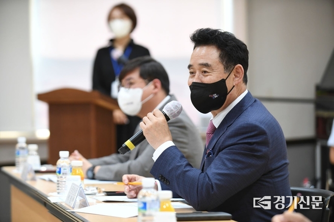 백영현 포천시장이 회의를 주관하고 있다. (사진=포천시 제공)