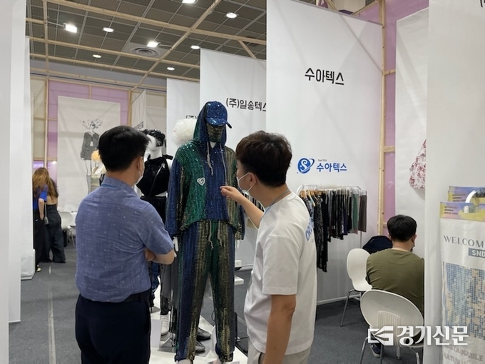 포천시 소재 한 기업의 부스에서 상품에 대한 상담이 이루어지고 있다. (사진=포천시 제공)
