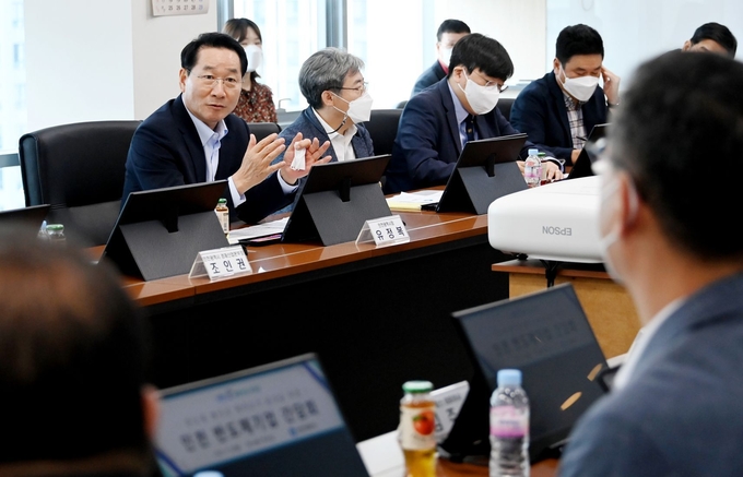 29일 유정복 인천시장이 송도 제너셈에서 열린 반도체 패키징 메카도시 완성을 위한 '인천 반도체기업 간담회'에서 인사말을 하고 있다. ( 사진 = 인천시 제공 )