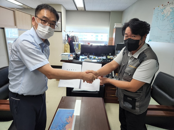 임상훈 옹진군 경제교통과장(좌)과 이종성 옹진군 공영버스 노동조합 위원장(우)이 지난 26일 옹진군청에서 임금 단체 협약 체결 후 악수를 나누고 있다. ( 사진 = 옹진군 제공 )