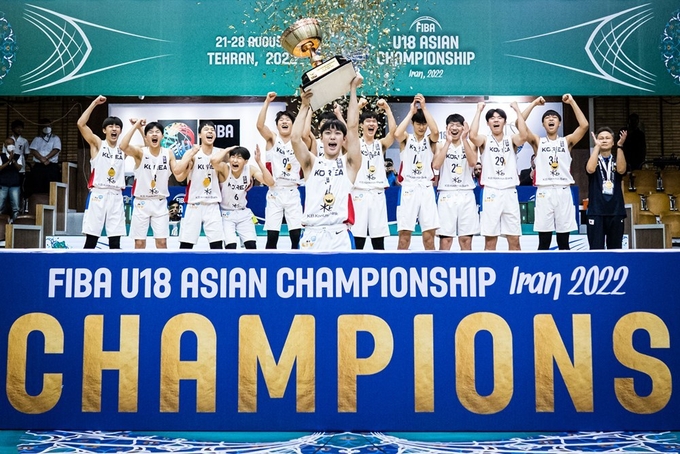 29일 이란 테헤란에서 막을 내린 제26회 국제농구연맹(FIBA) 18세 이하(U-18) 아시아남자농구선수권대회에서 우승을 차지한 한국 대표팀이 우승컵을 들고 환호하고 있다. (사진=국제농구연맹 홈페이지 캡처)