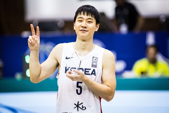 29일 이란 테헤란에서 막을 내린 제26회 국제농구연맹(FIBA) 18세 이하(U-18) 아시아남자농구선수권대회에서 최우수선수로 선정된 이주영(수원 삼일상고)이 기념사진을 찍고 있다. (사진=국제농구연맹 홈페이지 캡처)