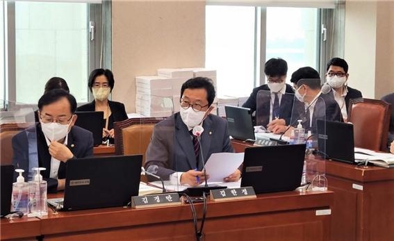 김한정 의원 산업통상자원중소벤처기업위원회 전체회의에서 발언하고 있다.(사진=김한정 의원실 제공)