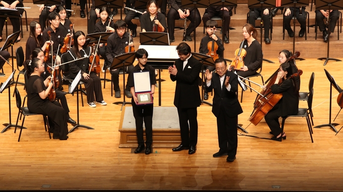 남양주시 화도청소년오케스트라가 국내 최대의 클래식 축제인 제7회 대한민국 청소년 교향악전축전에서 최우수상을 수상하고 축하를 받고 있다.(사진=남양주시 제공)