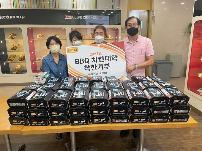 제너시스BBQ의 치킨대학 착한기부를 통해 노인복지센터에 치킨을 기부하고 있다. (사진=제너시스BBQ 제공)