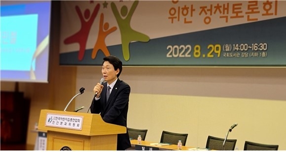 김민철 국회의원이 지난 29일 국회도서관 대강당에서 열린 ‘영유아 보육‧교육의 형평성 제고를 위한 정책토론회’에서 개회사를 하고 있다. (사진=김민철 의원실 제공)
