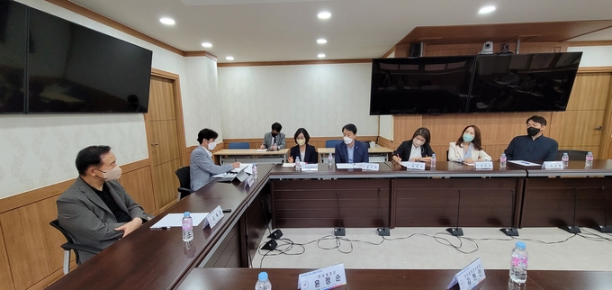  임태희 경기도교육감이 정담회를 열어 유아교육에 대해 논의하고 있다. (사진=경기도교육청 제공)