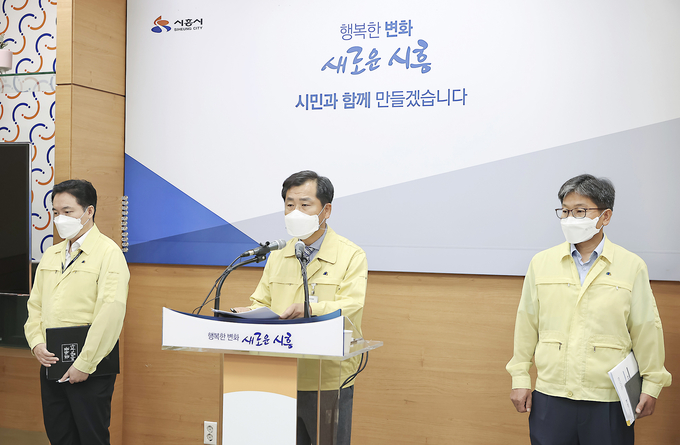 박명일 시흥시 안전교통국장은 30일 오전 10시 30분 시흥시청 브리핑룸에서 " 태풍, 호우 등 풍수해 피해를 예방하고, 피해 발생 시 즉각적으로 대처하기 위해 체계적인 대응에 나서겠다"고 밝혔다.(사진=김원규 기자)