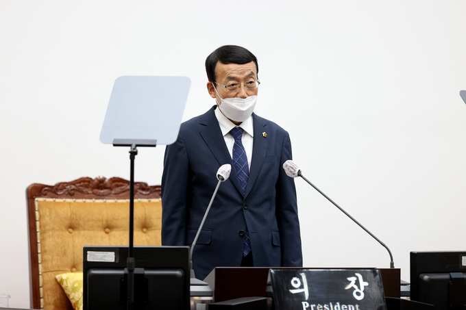 30일 열린 인천시의회 제281회 본회의에서 허식 의장이 공식 사과하고 있다. ( 사진 = 인천시의회 제공 )