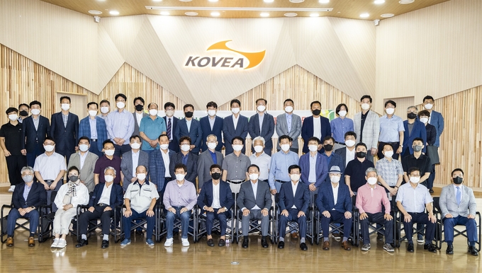 인천 계양구 서운일반산업단지에 입주한 기업의 대표들이 간담회 후 기념 촬영을 하고 있다. ( 사진 = 계양구 제공 )