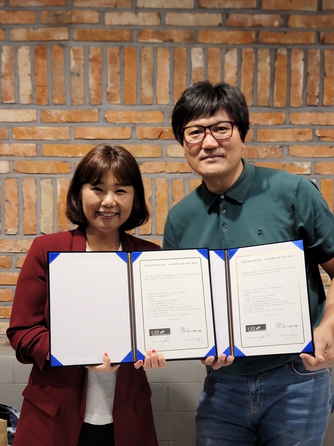 이수정 위원장(사진 왼쪽)과 박이남 위원장이 업무협약을 한 뒤 기념촬영을 하고 있다. (사진=성남국제윈드페스티벌 조직위 제공)