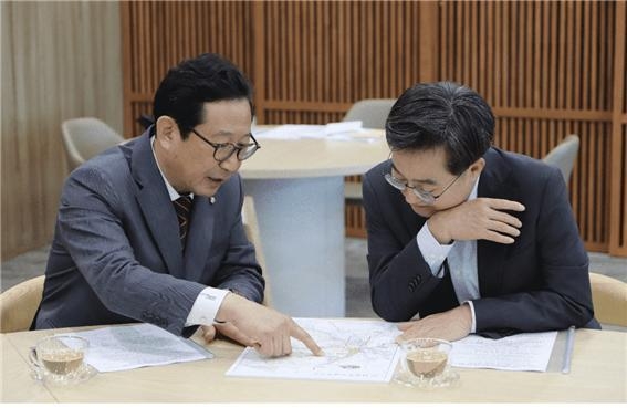 김한정 의원이 김동연 경기도지사를 면담하고 남양주 주요 현안을 논의하고 있다.(사진=김한정 의원실 제공)