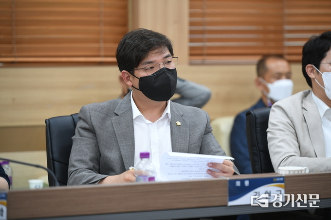김현규 의원이 집행부의 보고에 귀를 기울이고 있다. (사진=포천시 제공)
