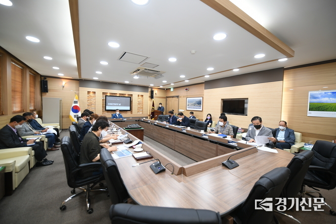 포천시의회 2층 의원회의실에서 집행부 관계자들과의 간담회가 열리고 있다. (사진=포천시의회 제공)