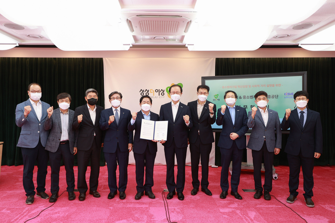 남양주시는 지난 30일 시청 여유당에서 중소벤처기업부 산하 중소벤처기업진흥공단과 ‘중소벤처기업의 혁신 성장 및 사회적 가치 실현을 위한 업무 협약’을 체결하고 기념촬영을 했다.(사진=남양주시 제공)