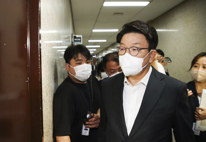 국민의힘 권성동 원내대표가 30일 국회에서 열린 의원총회를 마친 뒤 원내대표실로 향하고 있다. (사진=연합뉴스 제공)