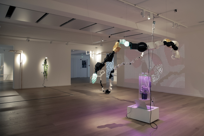 프로메테우스의 끈 VII, 정승, 2020, 3D 프린트, 로봇 움직임, LED DMX, 사운드, PC, 웹캠, 식물 재배기, 인터랙티브 애니메이션, 가변크기, ⓒ파리한국문화원. (사진=예술의전당 제공)