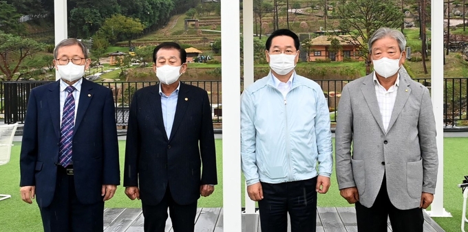 30일 유정복 인천시장(오른쪽 두 번째)이 강화군 화개산에서 전망대와 화개정원 조성사업을 점검한 뒤 기념촬영을 하고 있다. ( 사진 = 인천시 제공 )