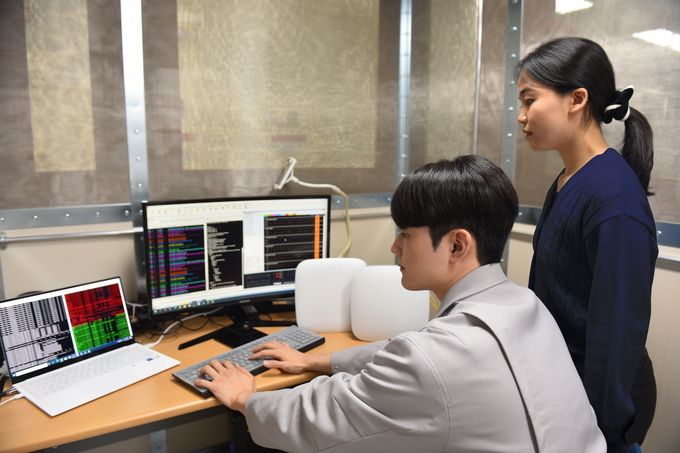 삼성전자 임직원들이 이음5G 전용 장비의 성능을 검증하고 있다. (사진=삼성전자 제공)