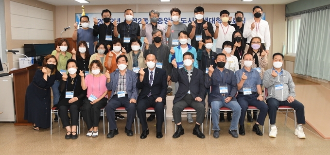 동두천시 도시재생대학 수강생 등 40여 명이 참석한 가운데, ‘2022년 생연2동·중앙동 도시재생대학’ 수료식을 개최했다.(사진=동두천시 제공)