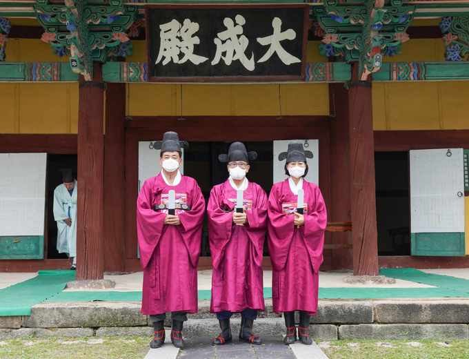 양승균(가운데)성균관유도회장, 방세환(왼쪽)시장, 주임록 (오른쪽)시의회 의장이 광주향교에서 취임 고유례 봉행을 하고 있다.(사진=광주시 제공)