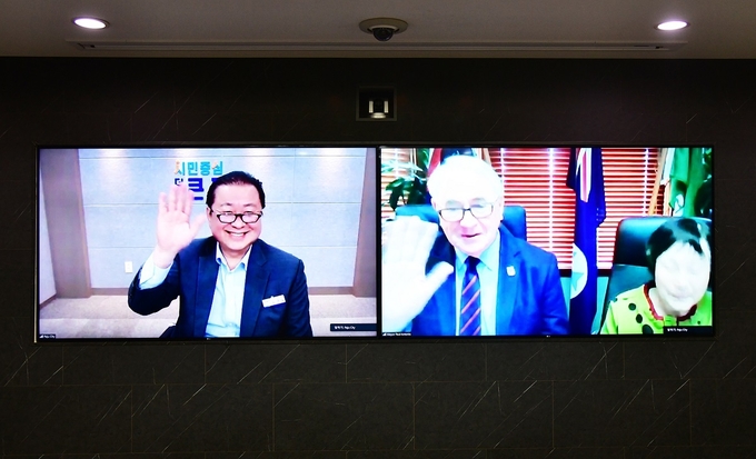 김경일 파주시장 해외 자매·교류도시 시장들과 영상회의를 추진한 가운데 호주 투움바시 시장과 인사하고 있다.(사진=파주시제공) 